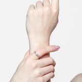 Solitario oro 18K engaste chatón y brazo con brillantes