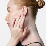 Sortija de oro negro 18K con marquís