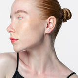 Pendientes trepadores con diamantes de varios tamaños engastados en chatón