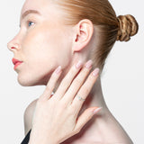 Solitario oro 18K talla pera y brazo con brillantes