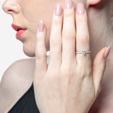 Solitario oro 18K talla pera y brazo con brillantes