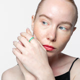 Media alianza con piedra de color y brillantes