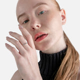 Solitario oro 18K engaste en cuatro garras y brazo con brillantes