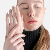 Solitario oro 18K engaste en cuatro garras y brazo con brillantes