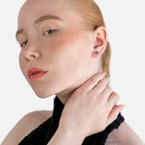 Pendientes con piedra talla redonda y diamantes en garra antigua