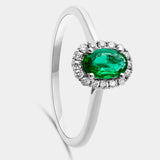 Piedra oval con orla de brillantes