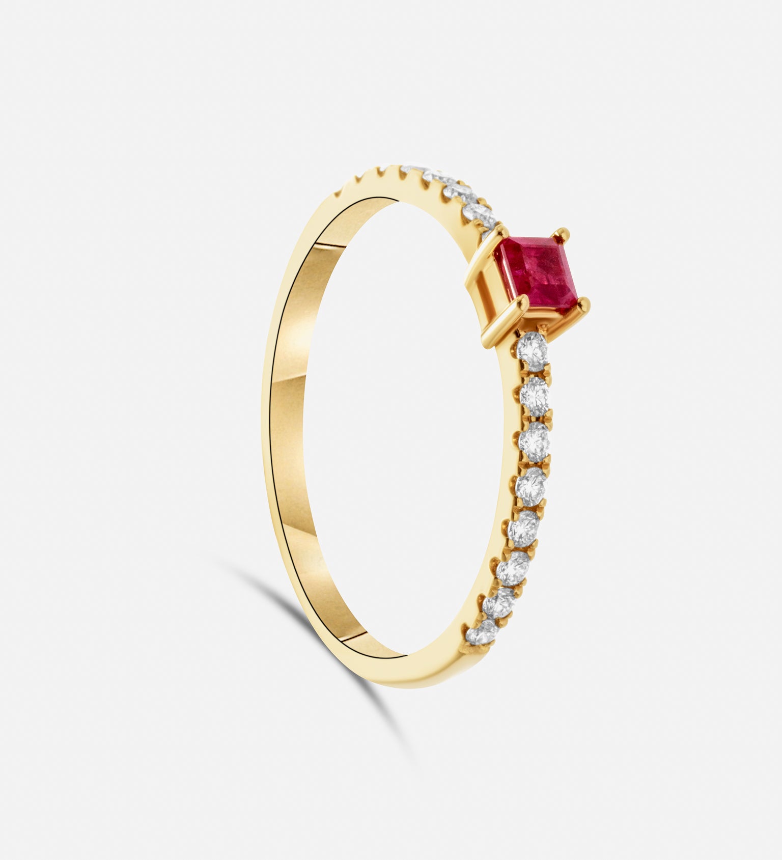 Sortija con piedra central talla princesa