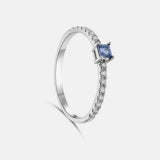 Sortija con piedra central talla princesa