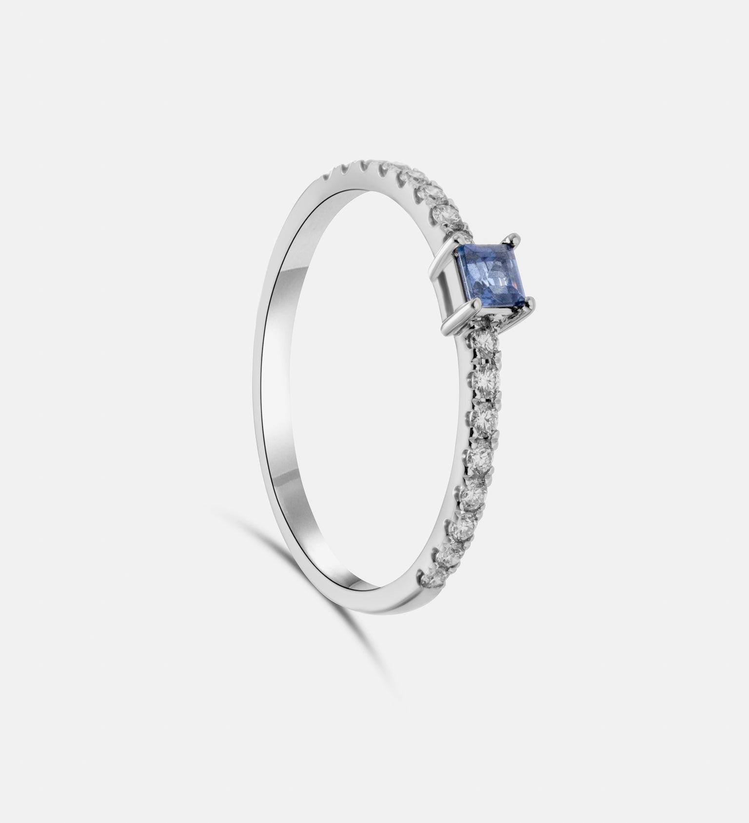 Sortija con piedra central talla princesa