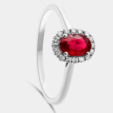 Piedra oval con orla de brillantes