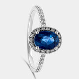 Piedra oval con orla de brillantes y brillantes en el brazo