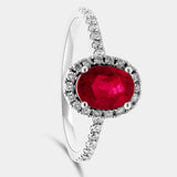 Piedra oval con orla de brillantes y brillantes en el brazo