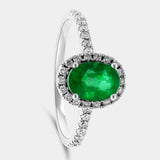 Piedra oval con orla de brillantes y brillantes en el brazo