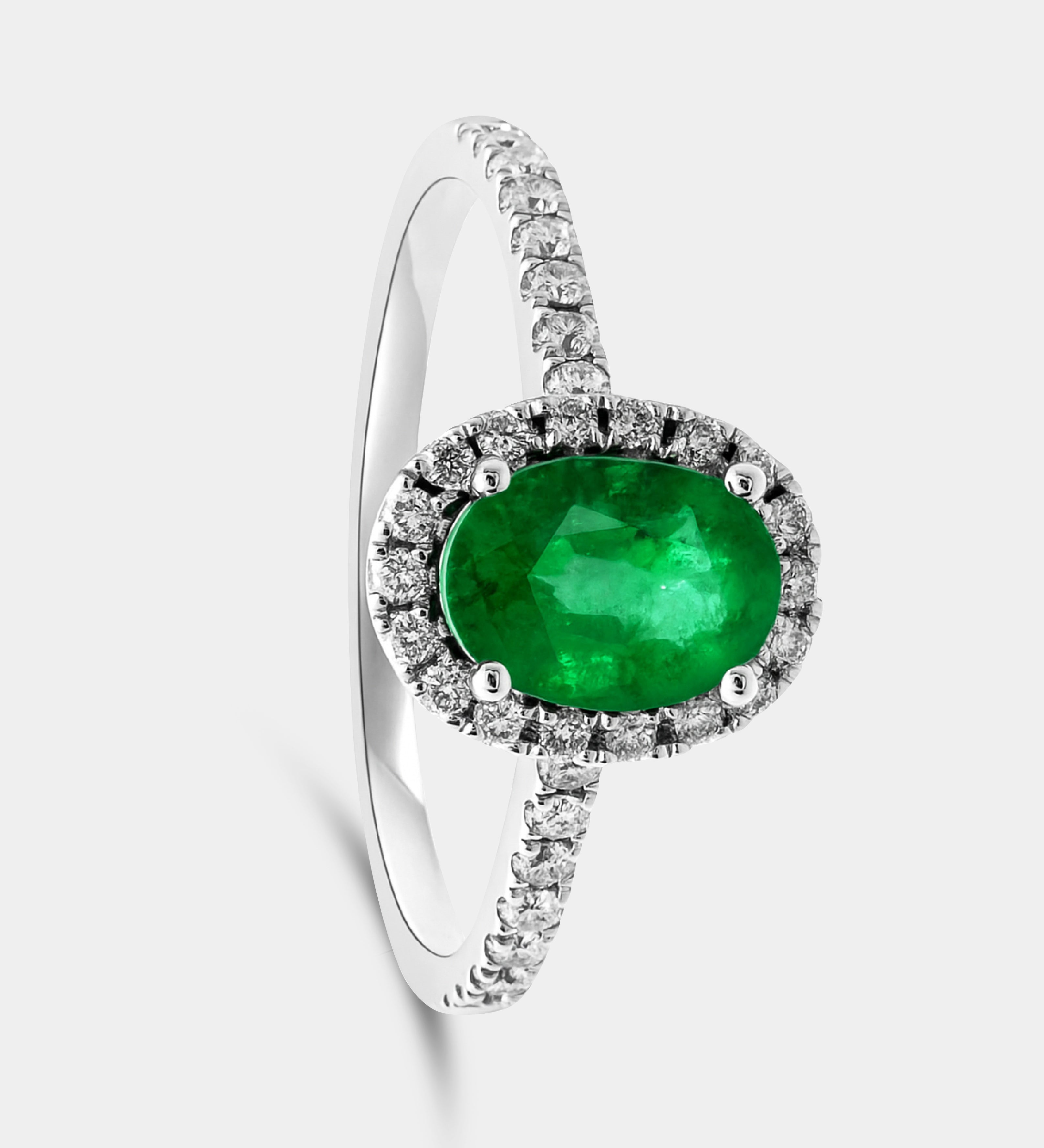 Piedra oval con orla de brillantes y brillantes en el brazo