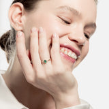 Sortija con esmeralda central 6x4