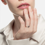 Sortija de oro blanco con diamante gris en bruto