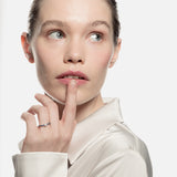 Sortija con un brillante central y zafiros en el brazo