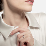 Sortija con un brillante central y zafiros en el brazo