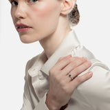 Sortija oro blanco con esmeralda talla pera