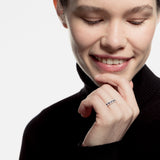 Media alianza con piedra de color y diamantes