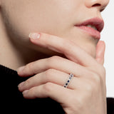 Media alianza con piedra de color y diamantes