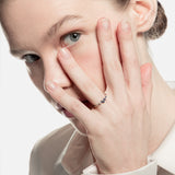 Sortija fina con brillantes y piedra de color