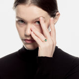 Sortija con esmeralda central talla oval