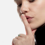 Sortija con esmeralda central talla oval