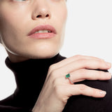 Sortija esmeralda central 7x5 y brillantes en el brazo