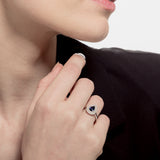 Sortija con zafiro talla pera y orla de diamantes