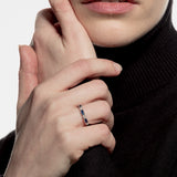 Sortija banda con piedra de color y diamantes