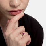Sortija con rubí en talla gota 9x6